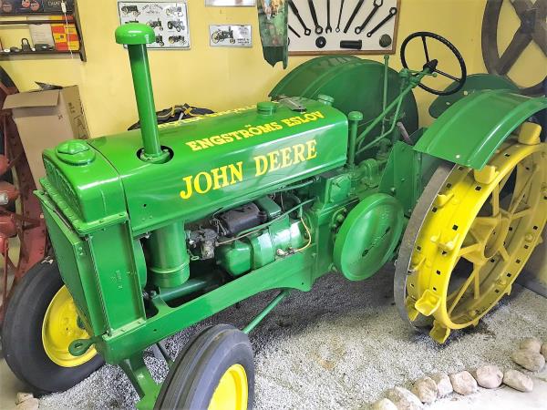 Veterantraktor - John Deere - BR. 1939. Tillverkningsnr: 330150. Fotogen. Järnhjul bak, gummihjul fi...